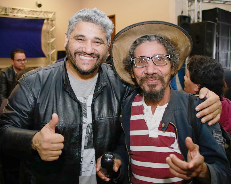 Assistência Social entrega 250 óculos para moradores