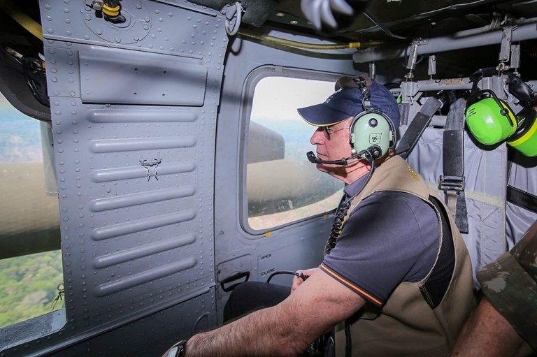 Ministro da defesa faz sobrevoo em Rondônia na Operação Verde 
