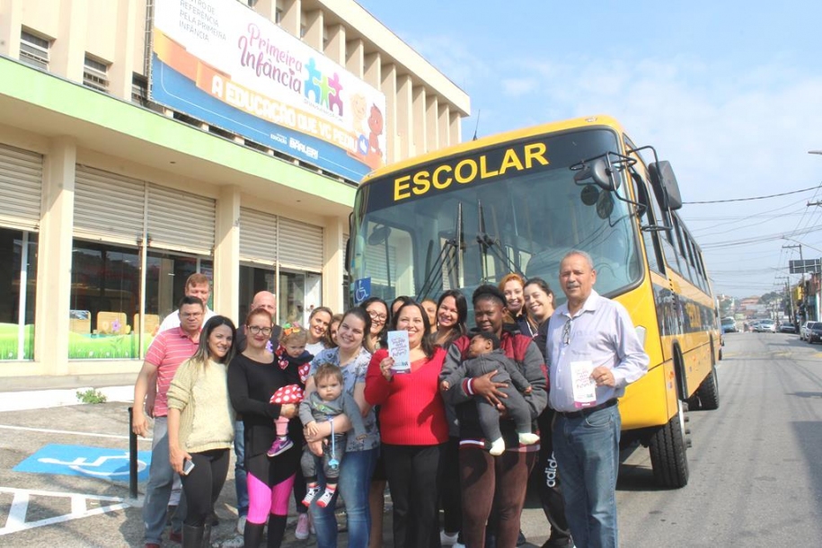 Novo ônibus transporta crianças ao Centro de Primeira Infância