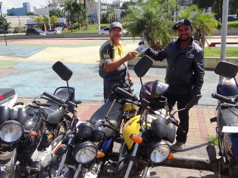 Demutran de Barueri faz blitz educativa com motociclistas
