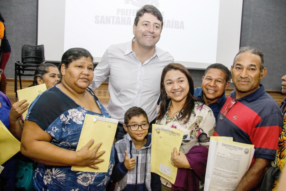 Elvis Cezar entrega mais 141 escrituras registradas de imóveis