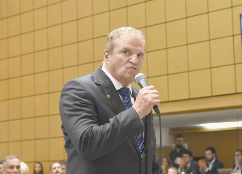 Cezar quer Semana de Prevenção aos males causados pelo celular 