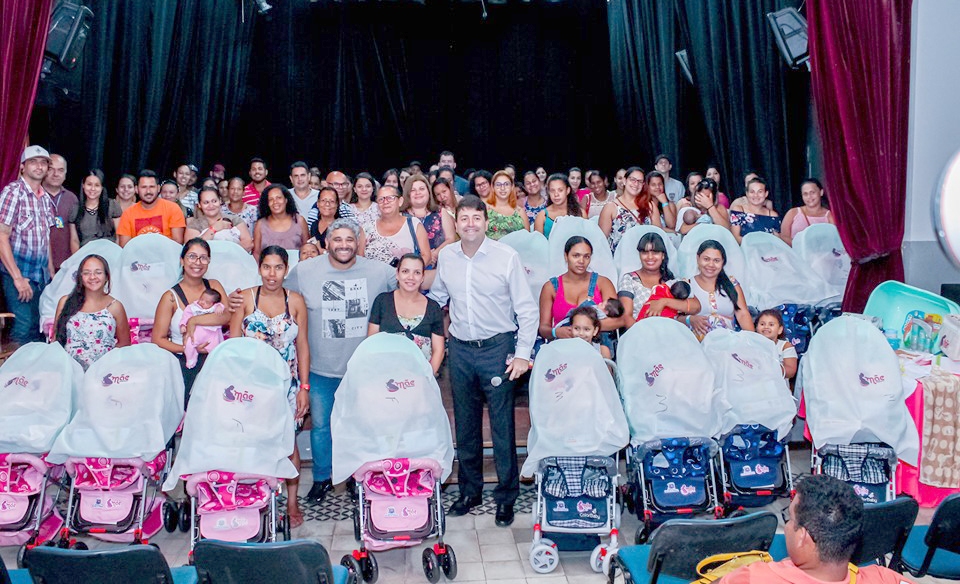 Elvis Cezar entrega mais de 100 kits de enxoval do Mãe Parnaibana