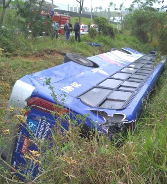 Ônibus da Urubupungá com passageiros cai em valeta de Cajamar