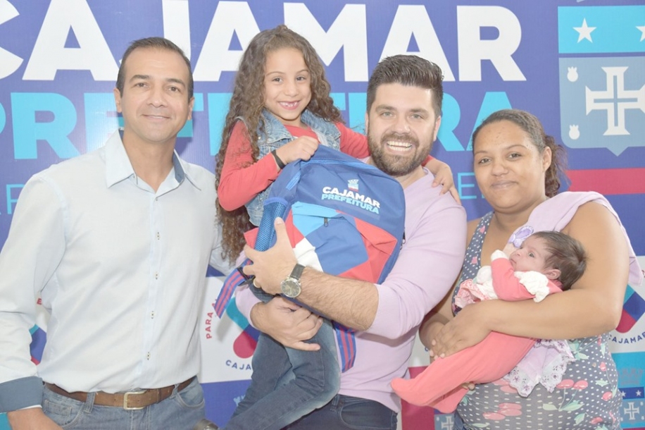 Danilo Joan entrega uniformes escolares em mais quatro escolas