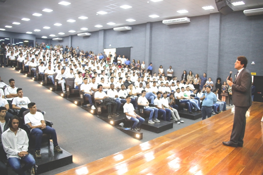 Elvis Cezar prestigia cerimônia de juramento à Bandeira 