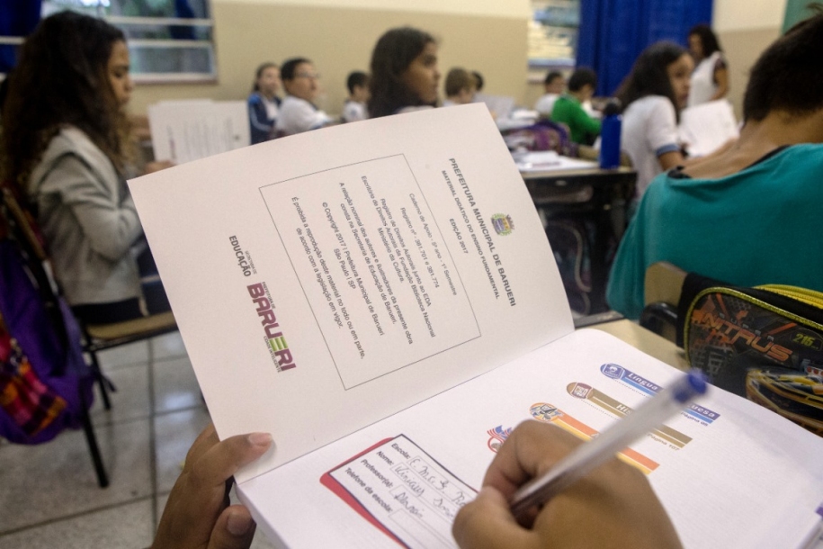 50 mil kits dos Cadernos de Apoio são distribuídos a alunos de Barueri