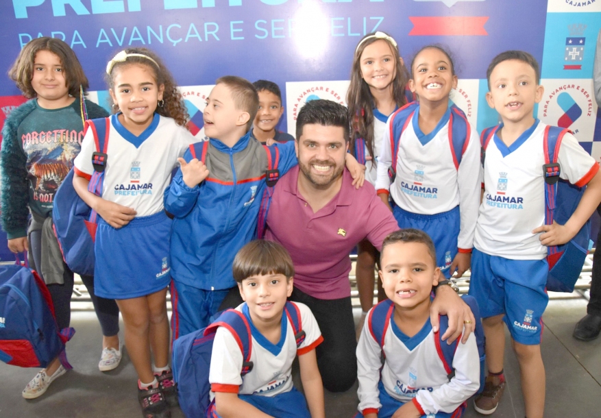 Alunos de mais cinco escolas recebem kit de uniforme escolar