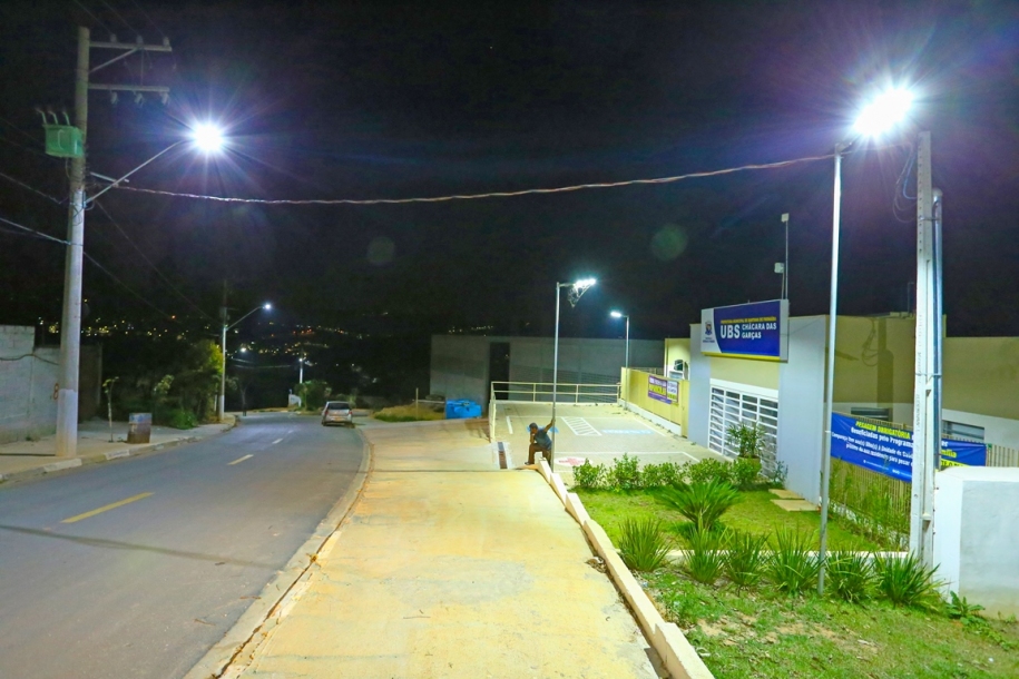 Bairro Chácara das Garças recebe iluminação moderna a LED