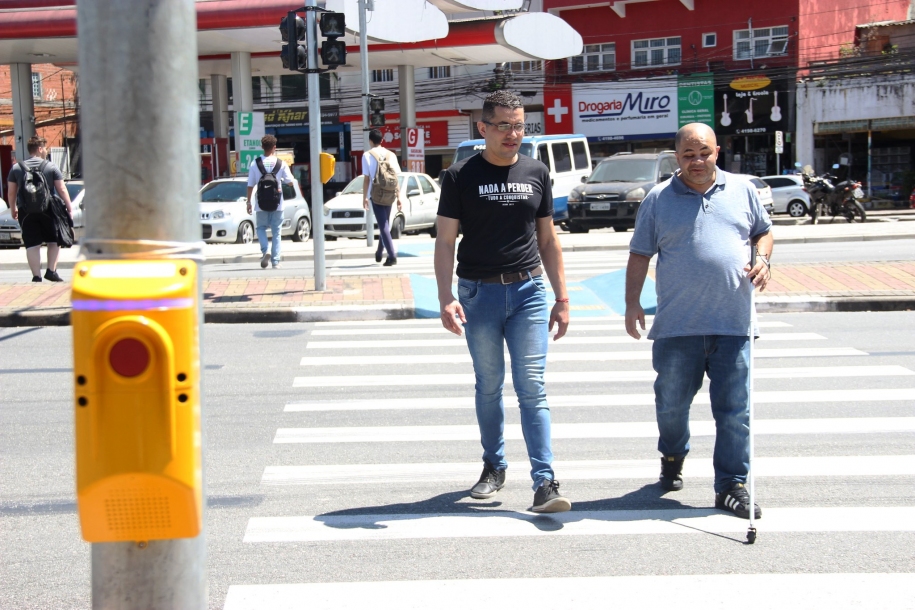 Semáforo sonoro garante autonomia para pessoas com deficiência