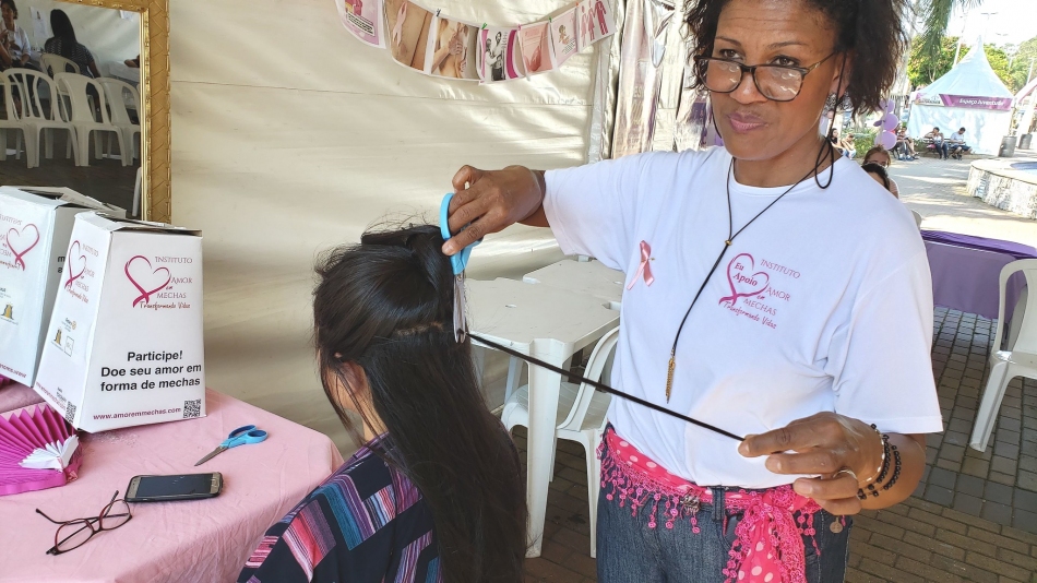 UBS Belval recolhe mais de 100 mechas de cabelo no Outubro Rosa