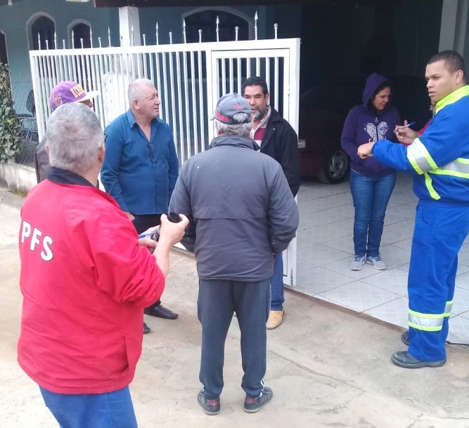 Sítio dos Pinheiros:Xerife acompanha instalação da rede de água  