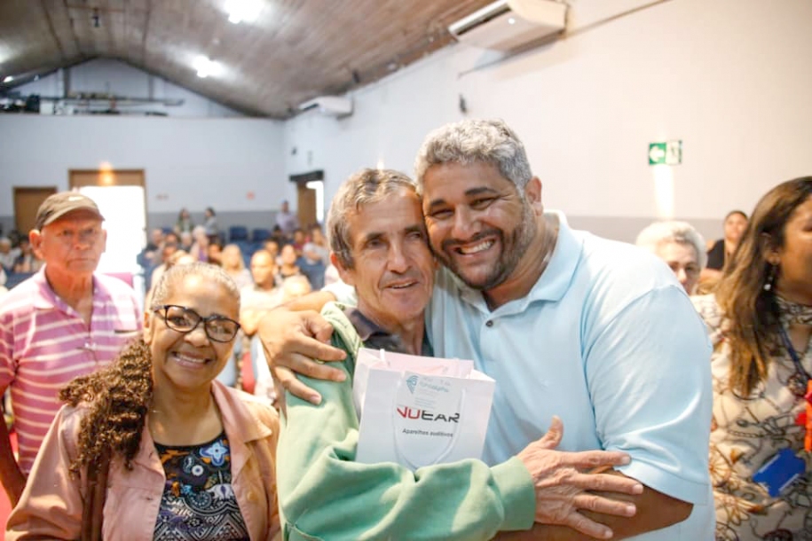 Assistência Social entrega mais 160 novos aparelhos auditivos