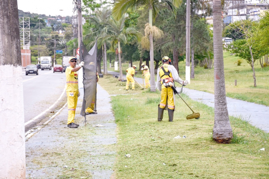 Calçadão de Jordanésia recebe limpeza geral e corte de grama