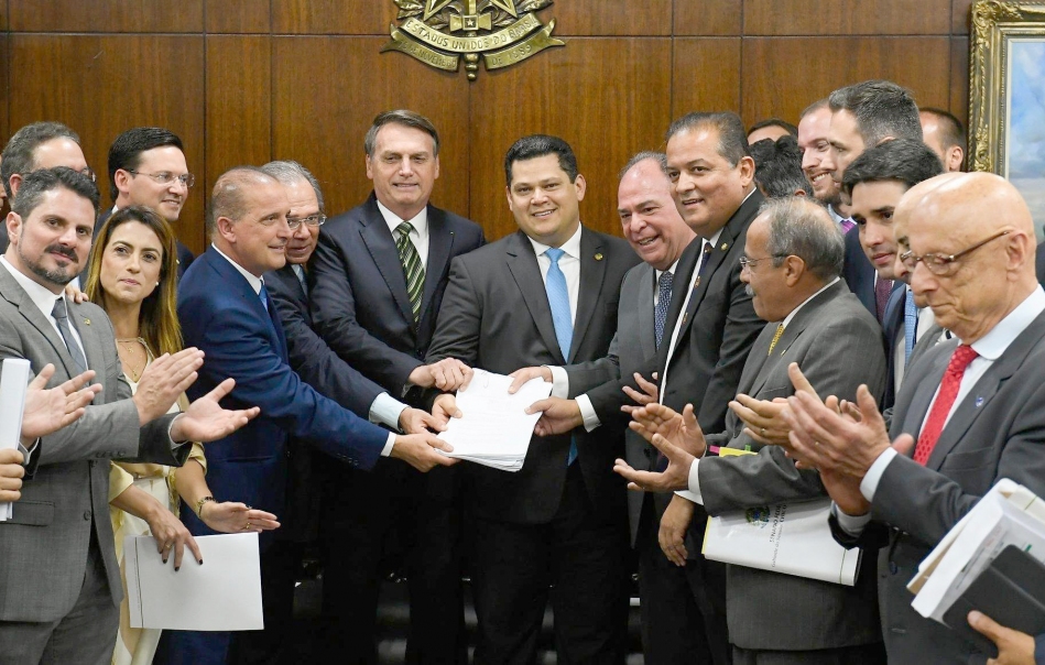 Paulo Guedes explica a senadores conjunto de medidas econômicas