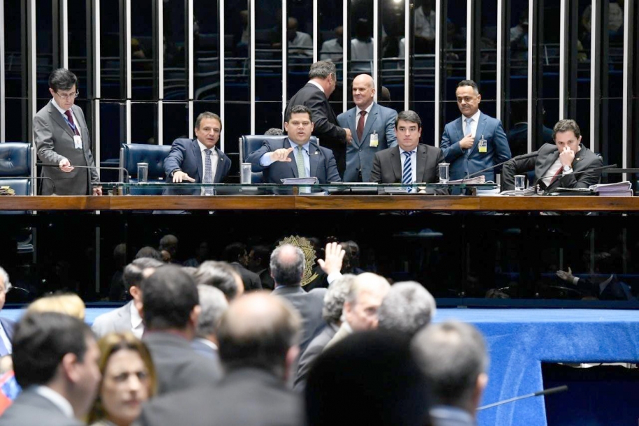 Senado aprova incluir estados e municípios na nova Previdência