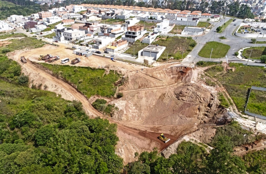 Prefeitura age na recomposição da cratera no Portal dos Ipês III