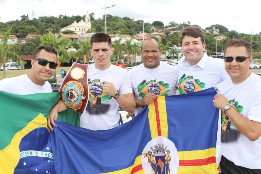 Campeão Mundial de Boxe, Patrick Teixeira é homenageado
