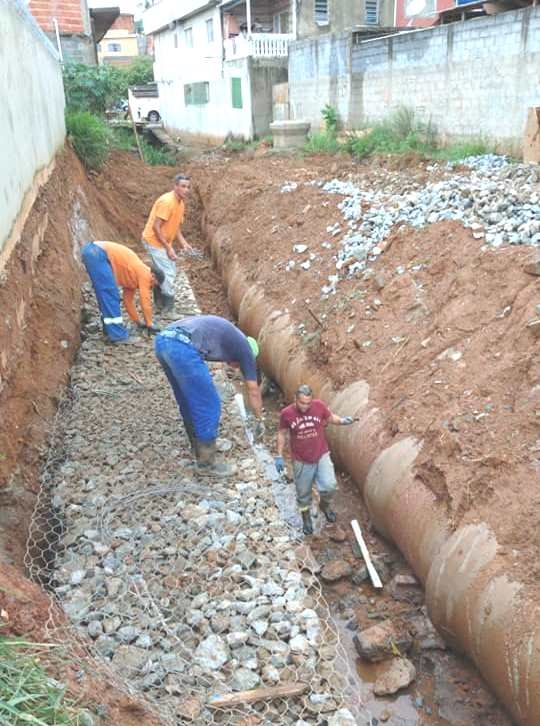 Avança canalização de córrego solicitada por Adalto Pessoa