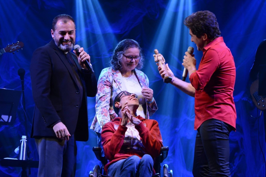 Cantor Daniel faz show gratuito para Associação Rainha da Paz