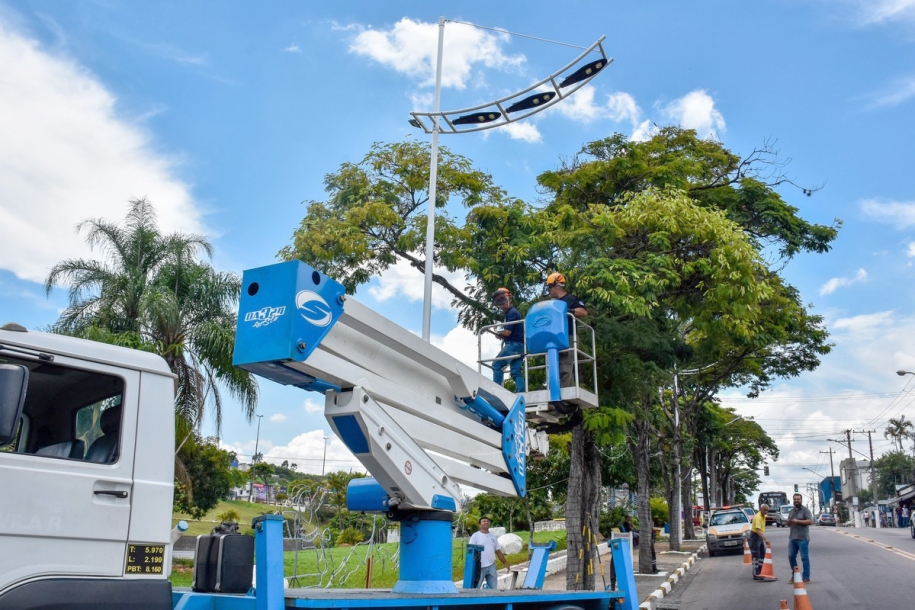 Defesa Civil realiza poda de árvores e melhora iluminação 