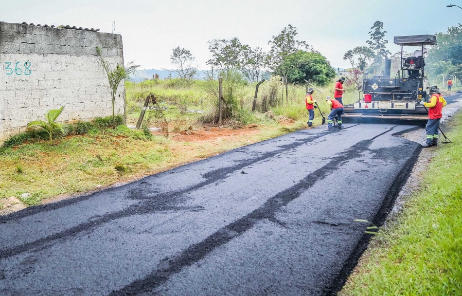 Rua das Palmeiras no Cururuquara está sendo asfaltada pela prefeitura