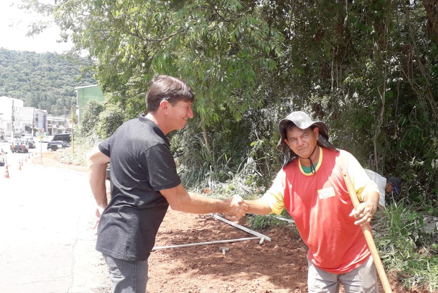 Alemão da Banca vistoria construção de calçadas no Colinas