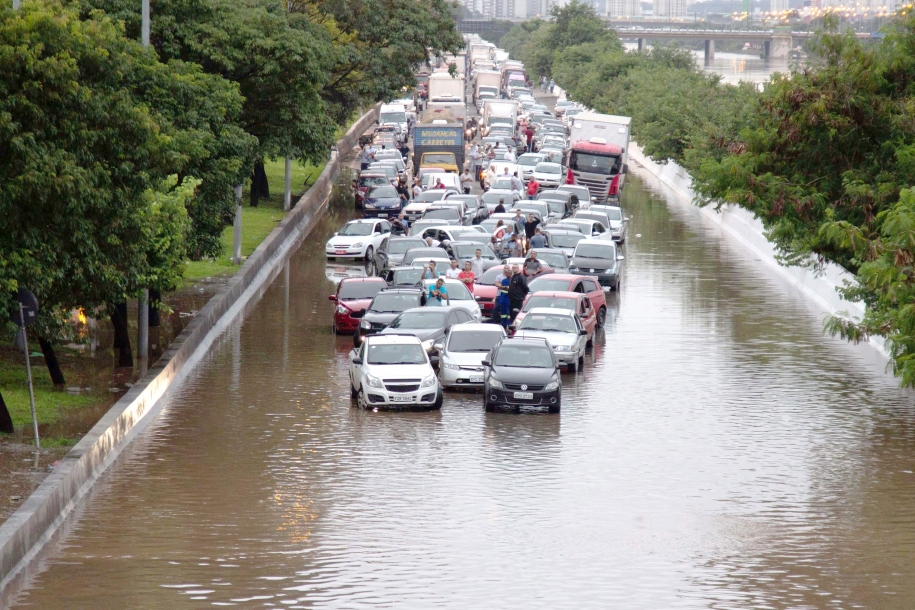 Em apenas 11 dias, choveu mais de 342 mm em São Paulo