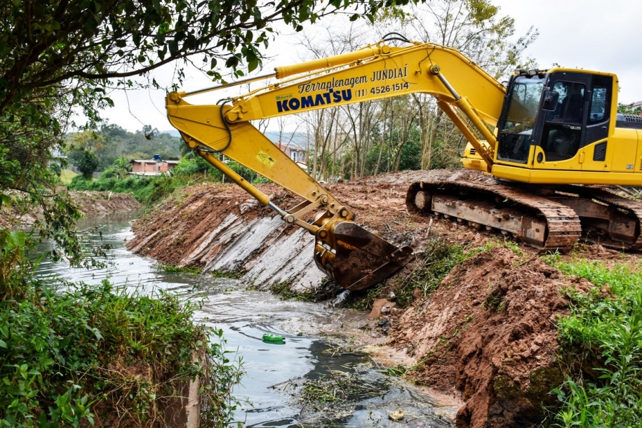 Programa Cajamar Bem Cuidada retira entulhos de rios e córregos 