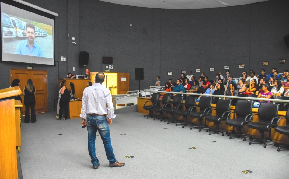 Cajamar dá posse aos 74 novos servidores da Educação