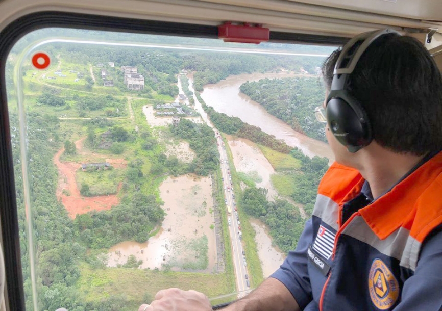 Moradores ficam ilhados após alagamento em Araçariguama