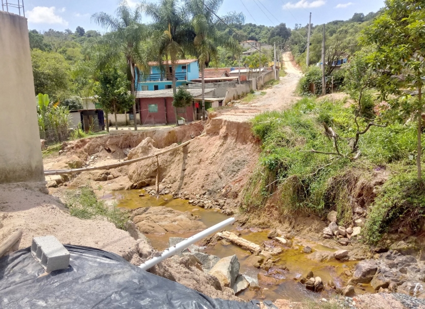 Moradores do Tanque Velho seguem ilhados após chuvas 