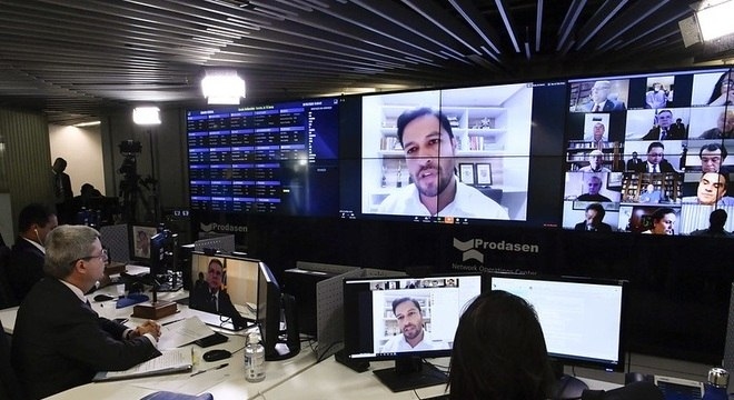 Senado aprova pagamento de R$ 600 reais a trabalhadores informais