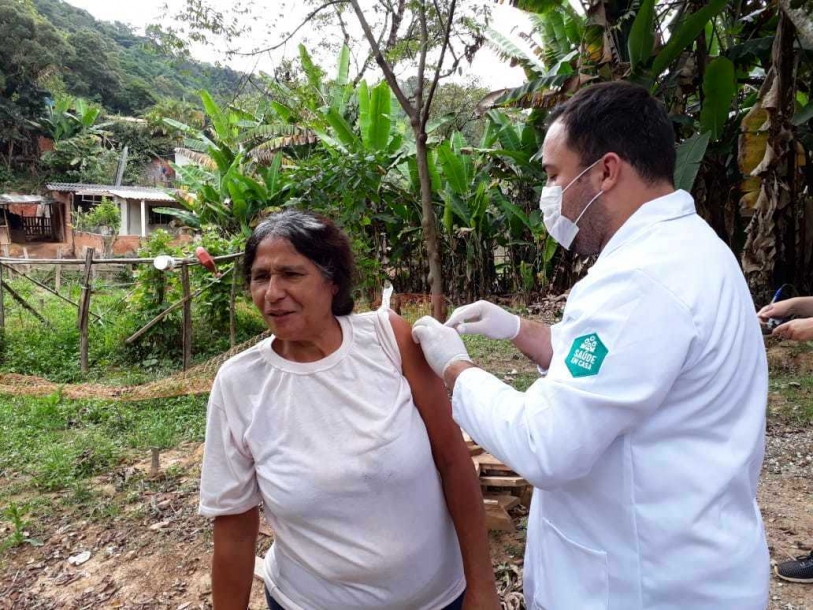 Programa Saúde em Casa segue vacinando idosos em Cajamar