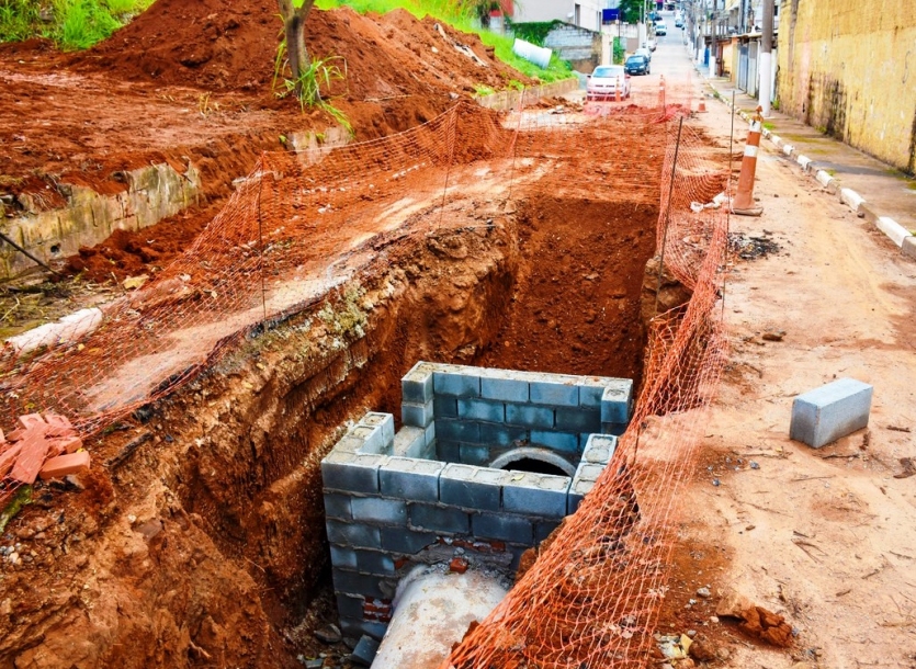 Rua Silvério Augusto Tavares recebe obra de contenção de enchente