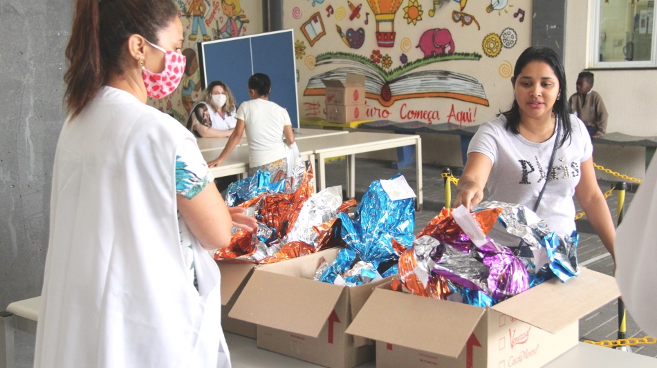 Barueri entrega ovos de Páscoa dos alunos com total segurança 