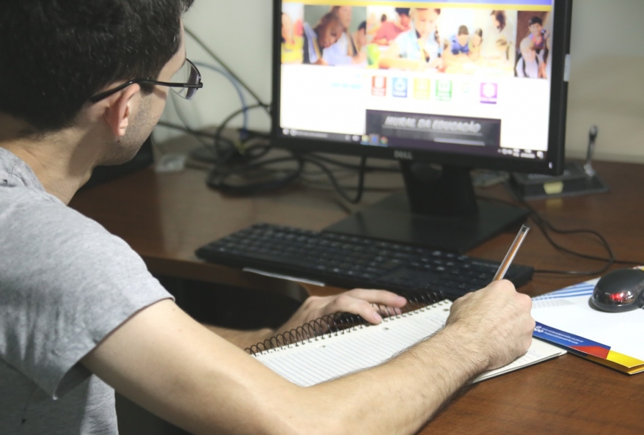 Estudantes de Parnaíba têm aulas à distância durante quarentena