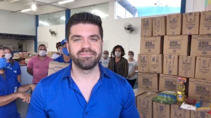 Prefeito de Cajamar doa salário para compra de cestas básicas