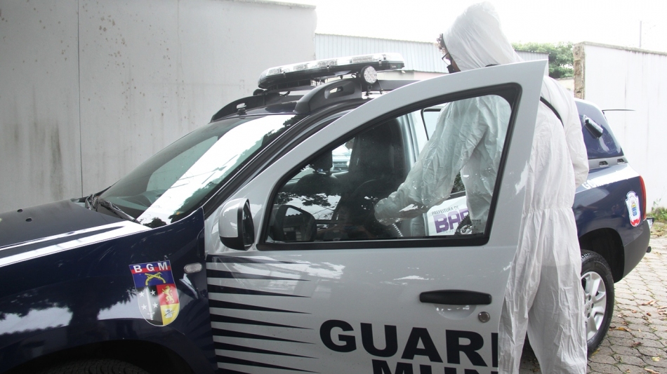 Viaturas recebem higienização para garantir segurança a agentes