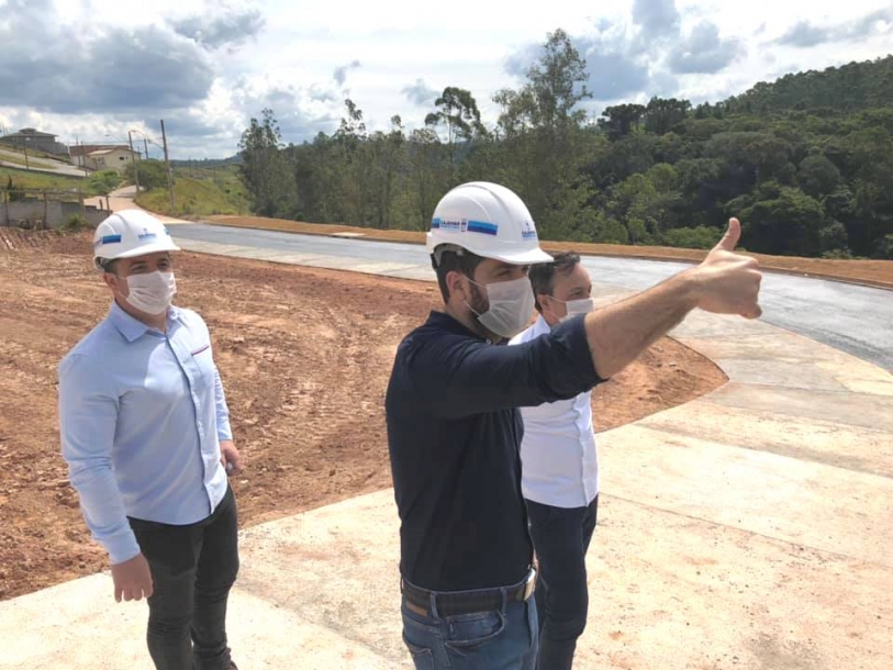 Cajamar entrega obras de recomposição da Cratera do Portal