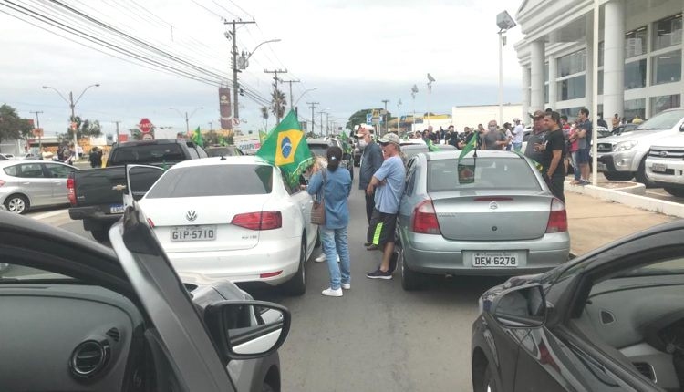 Moradores de São Paulo promovem carreata contra Doria e Maia
