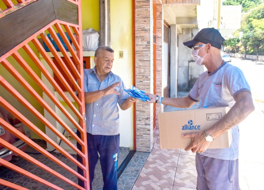 Moradores de Cajamar estão recebendo máscaras de proteção facial