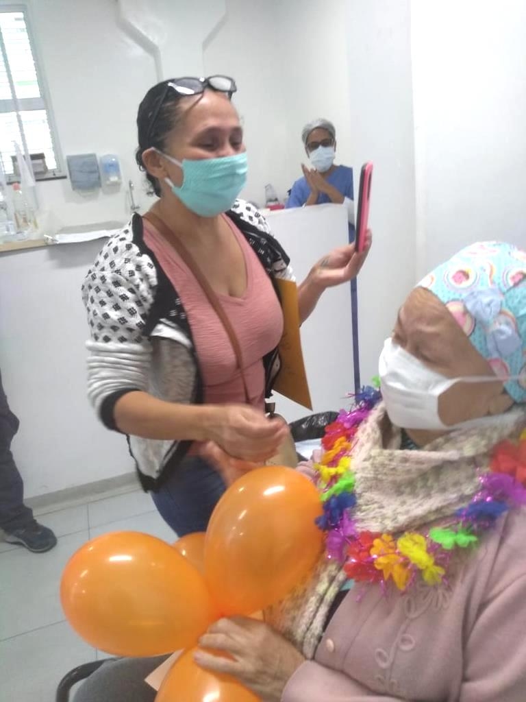 Após 18 dias internada por Covid-19, idosa de 72 anos recebe alta