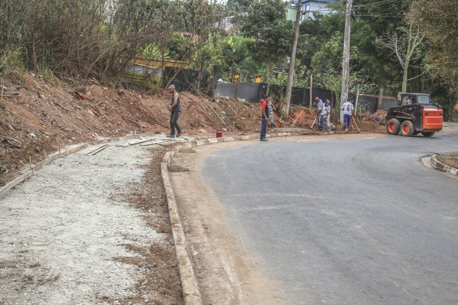 Parnaíba realiza pavimentação e construção de calçadas 
