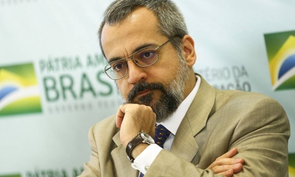 Governo anuncia que Enem será adiado em pelo menos um mês