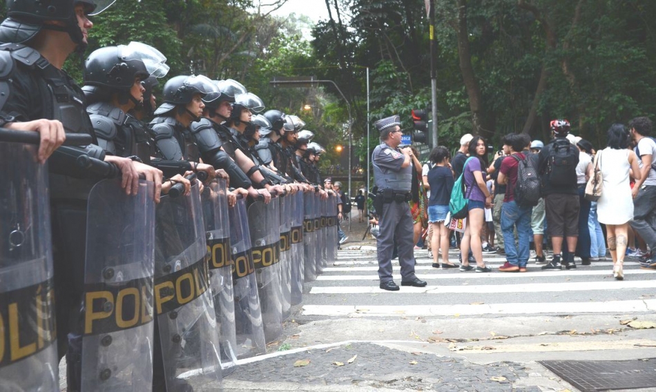 Manifestantes quebram viatura da PM durante ato em São Paulo