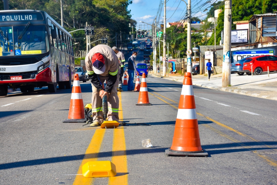 Trânsito finaliza implantação de tachões na Av. Tenente Marques