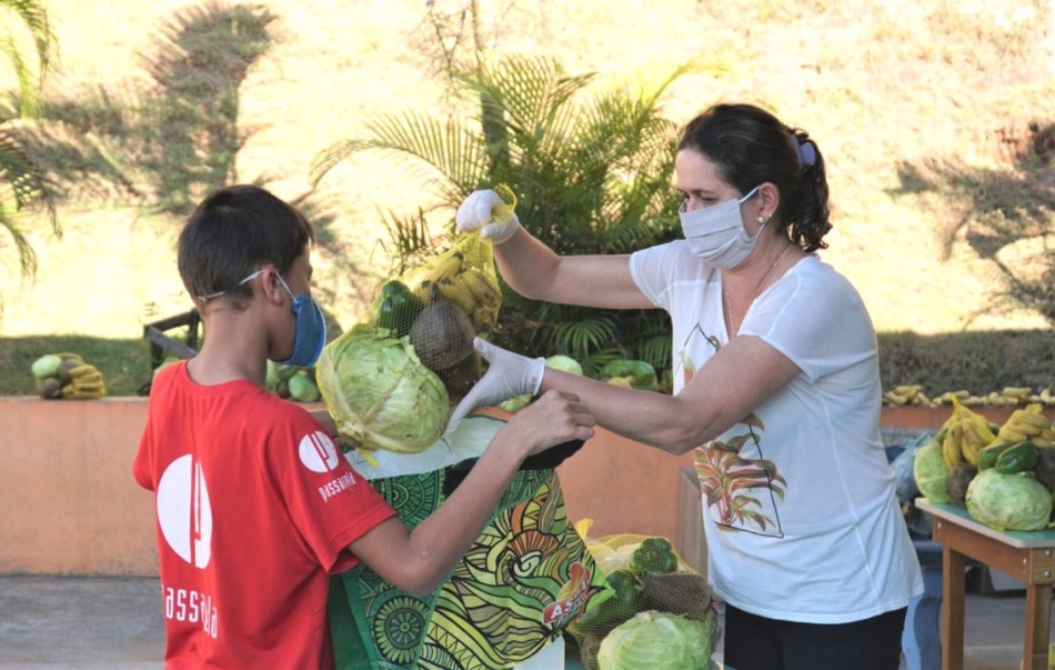Estudantes da Rede Municipal de Ensino recebem Kit de alimentos 