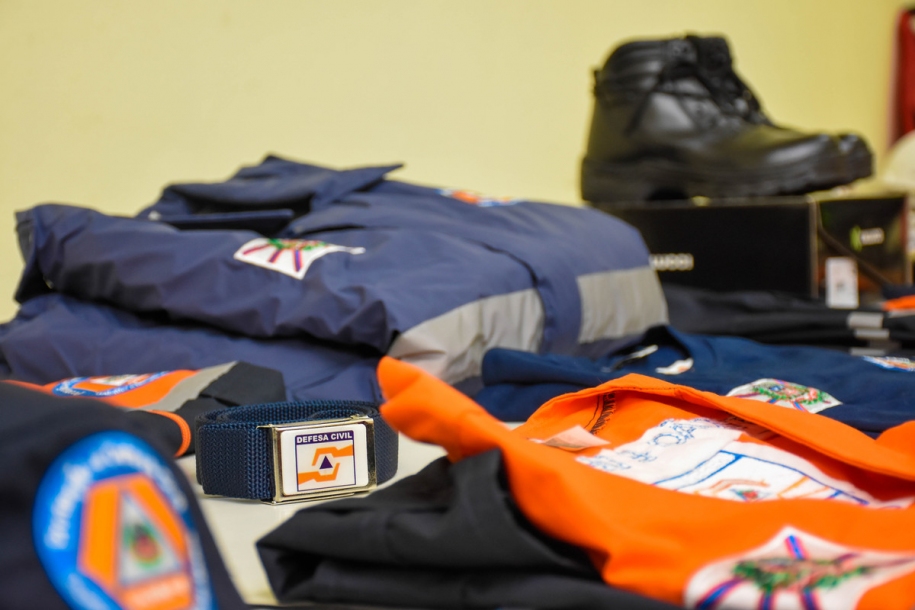 Agentes da Defesa Civil de Cajamar recebem novos uniformes