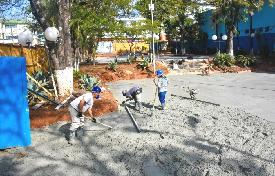 Praça da Igreja de Jordanésia está sendo revitalizada